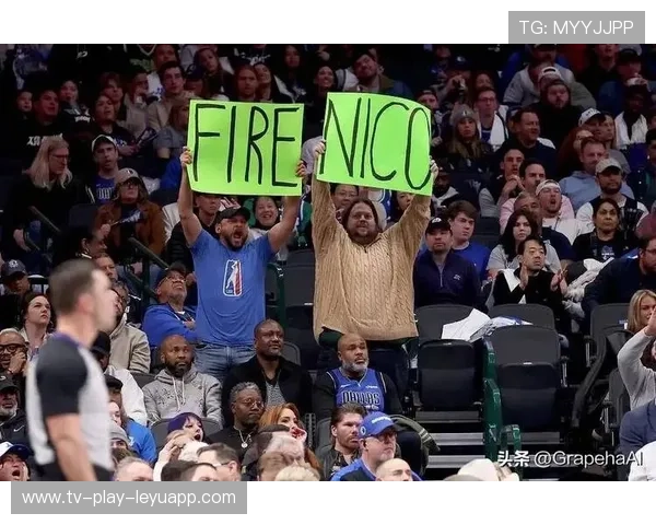 球迷集体身穿黑衣进场，抗议俱乐部管理层